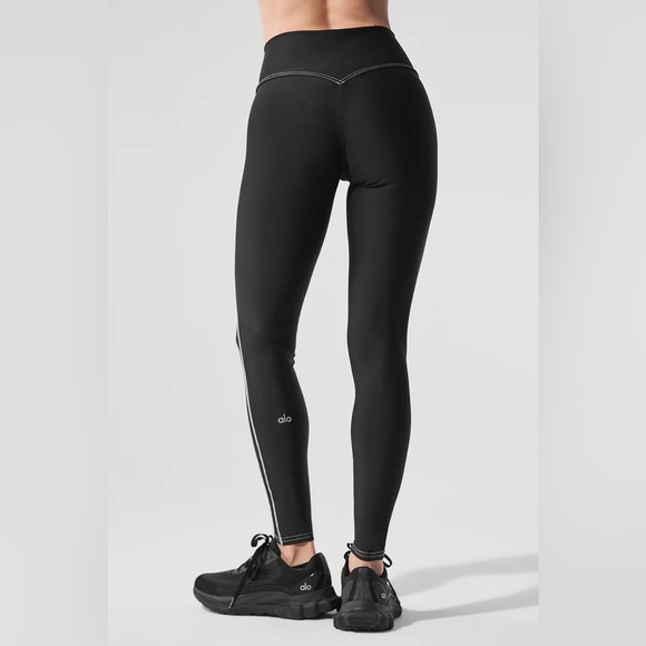 ALO Yoga black/white leggings 

Size XS - Picture 2 of 4